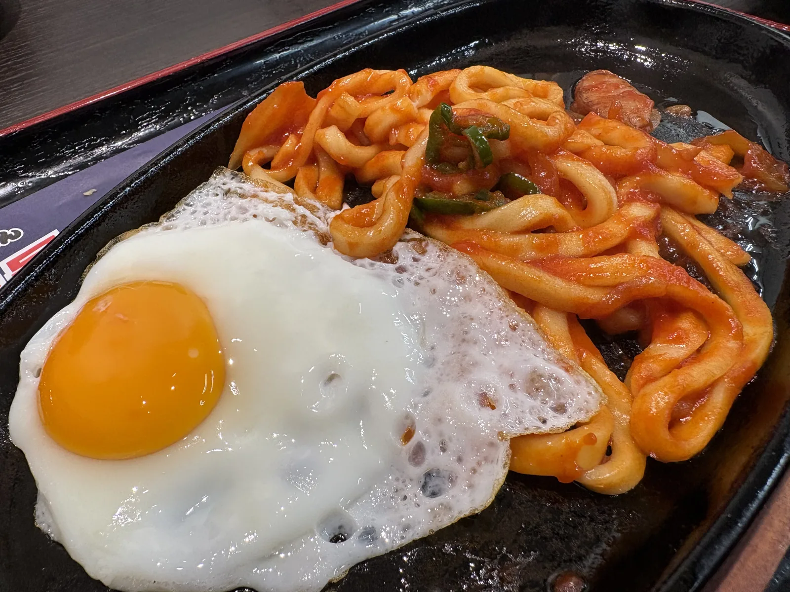 資フェスで出た試作のナポリタン焼きうどん。鉄板に目玉焼き、ピーマン、ウインナー