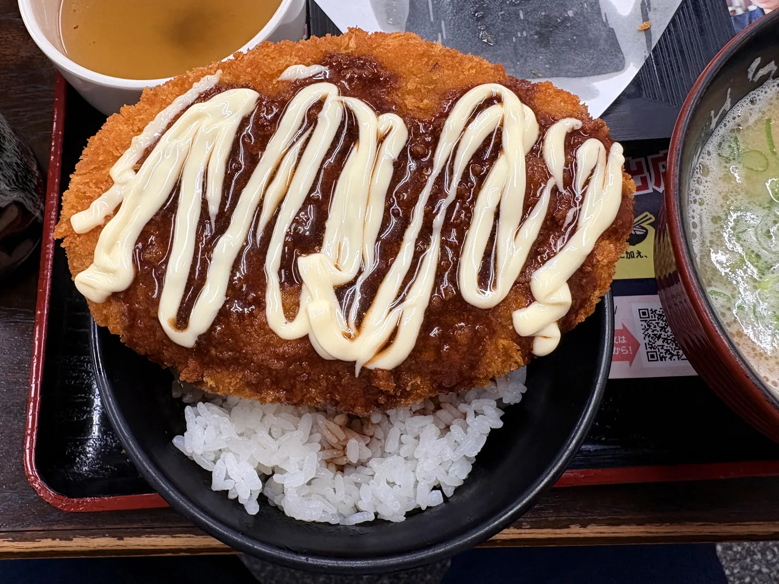 真上から見たソースコロッケ丼。コロッケが丼の上半分を覆い、マヨネーズが波線を描く