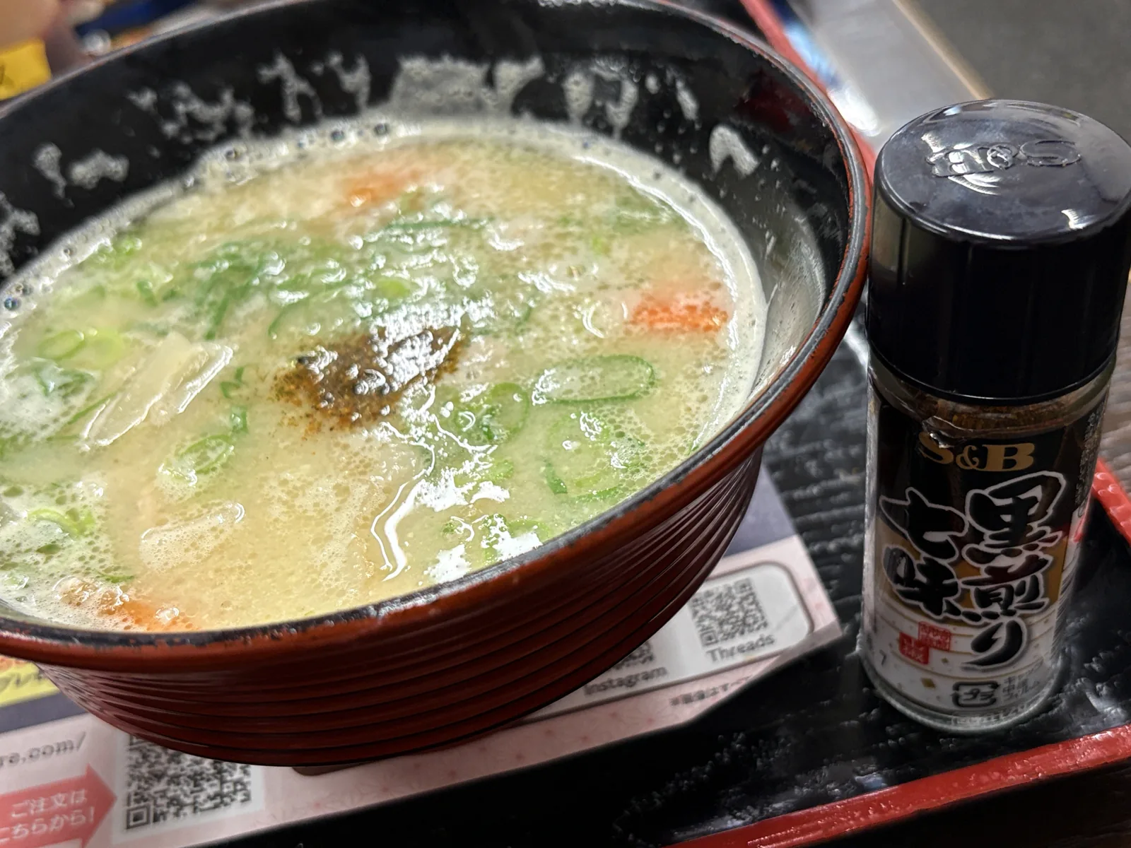 豚汁に黒七味を振った様子。横にS&B「黒煎り七味」の瓶
