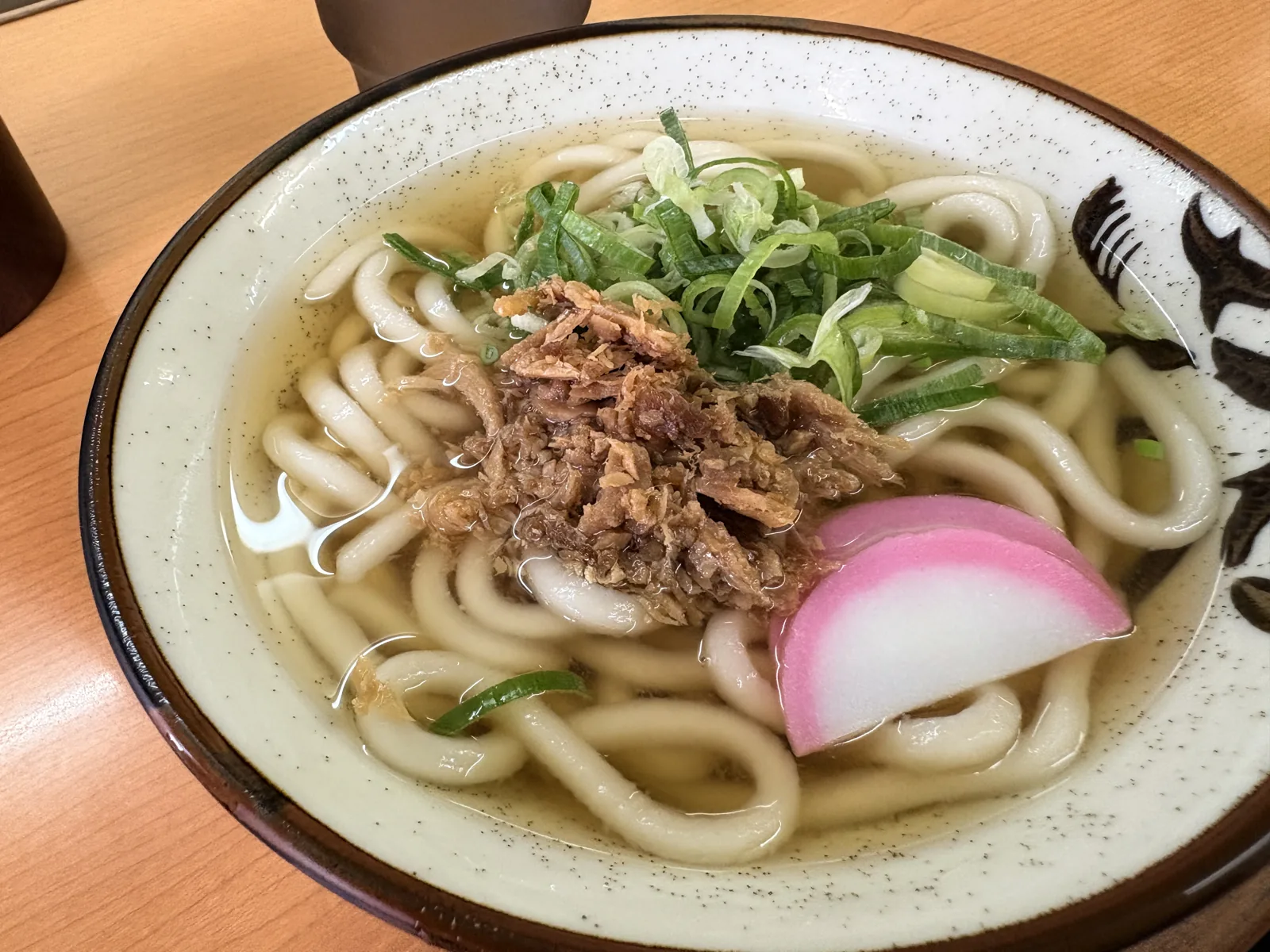 かしわうどん。甘辛いかしわ、ねぎ、かまぼこがのったシンプルな一杯