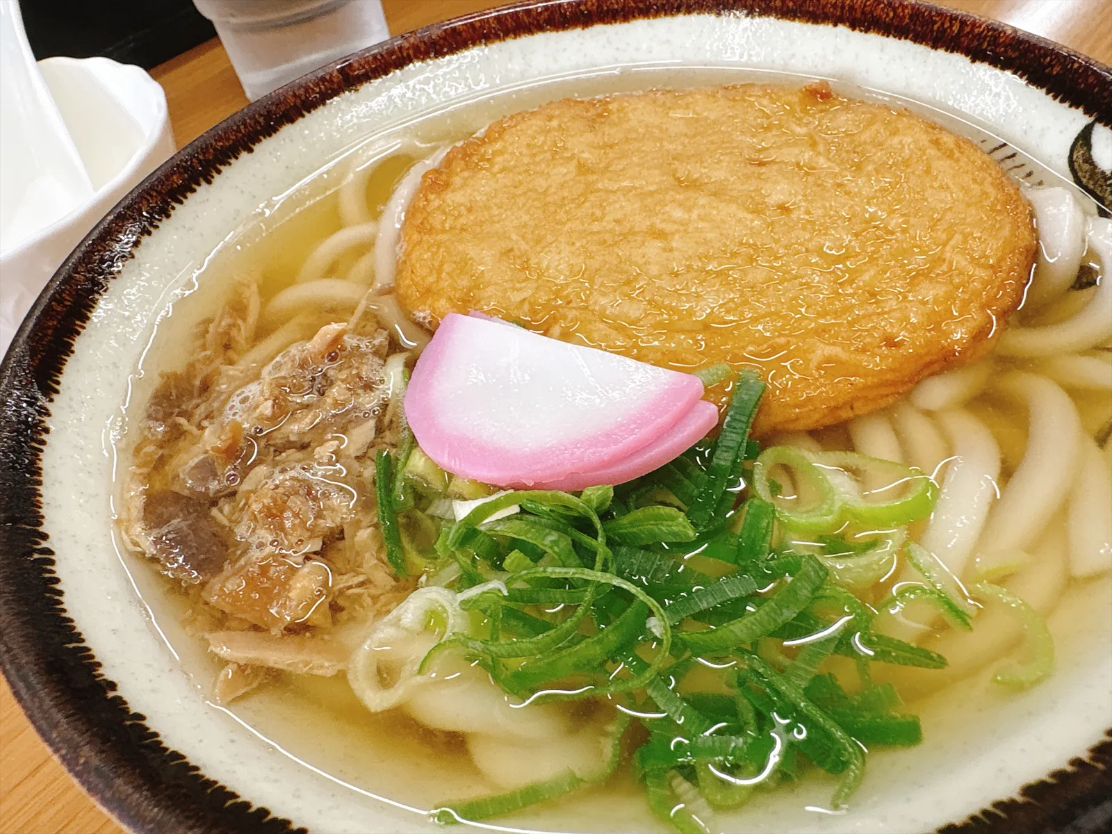 丸天うどん。大きな丸天がドーンとのり、かしわ・ねぎ・かまぼこ