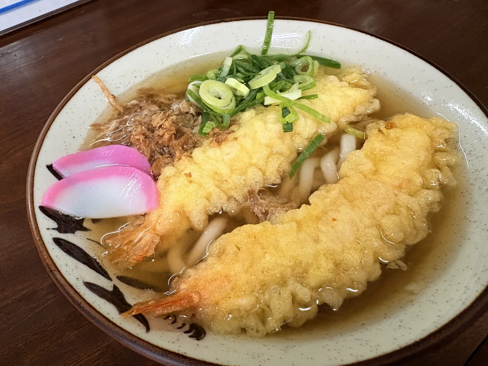 海老天うどん。大きな海老天が2本のっている