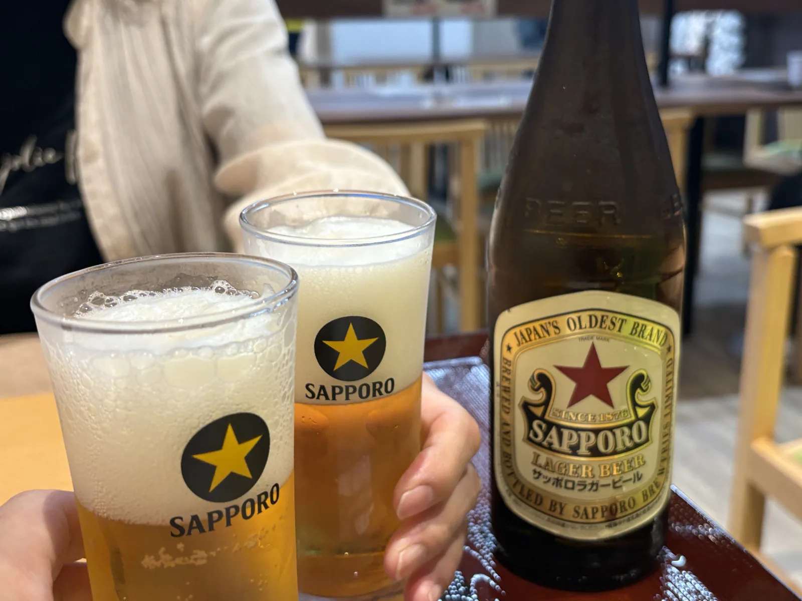 サッポロラガービール(赤星)の瓶と、嫁とグラス2つで乾杯