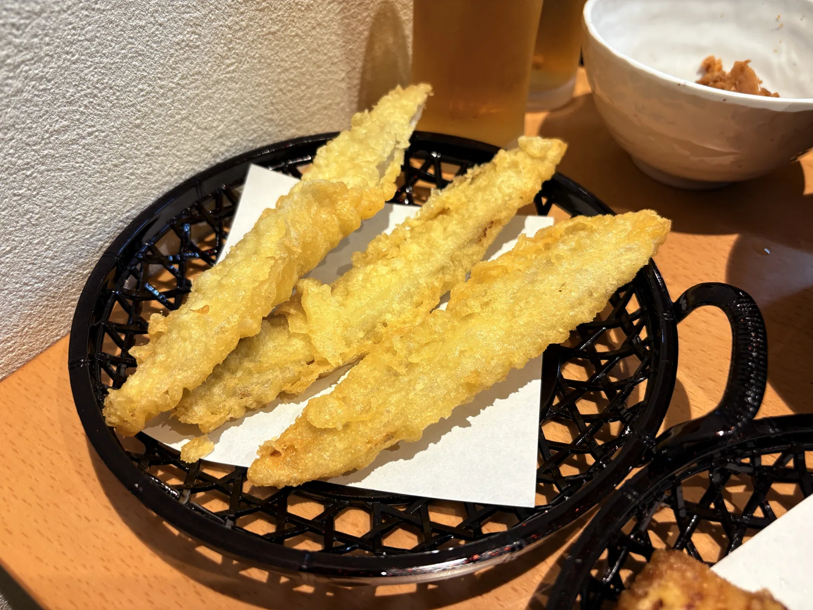 ごぼ天。縦に割ったごぼうの天ぷらが3本