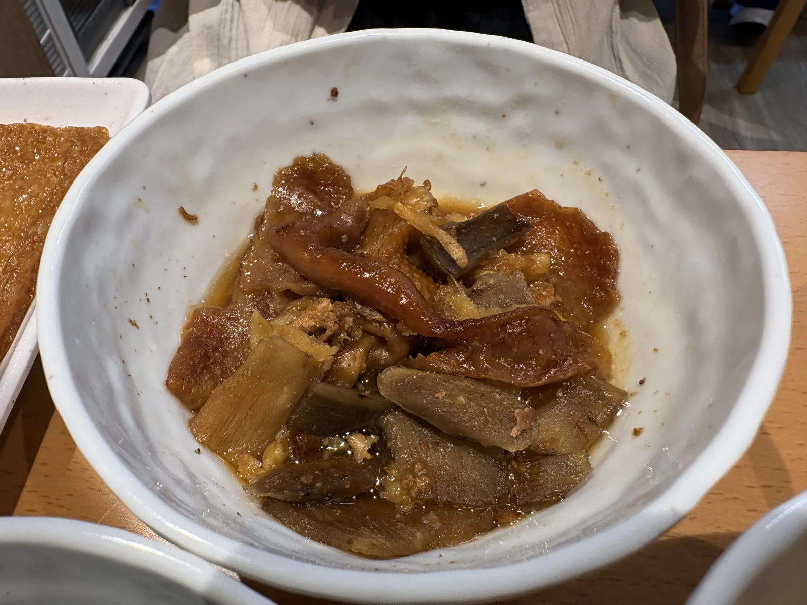 鶏皮ごぼう。小鉢に、鶏皮とごぼうを甘辛く煮たもの