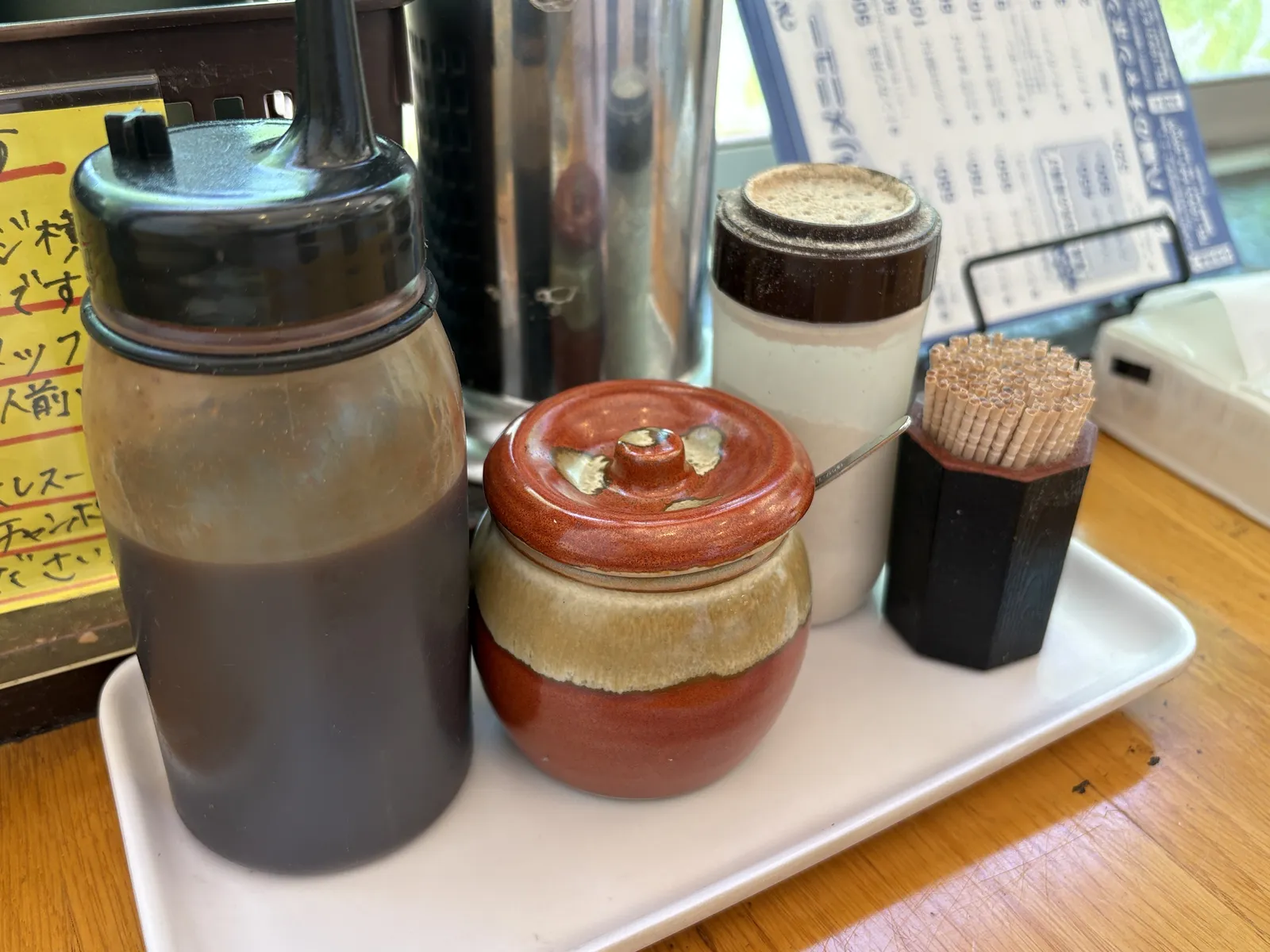 卓上の調味料。ボトル、壺、つまようじ