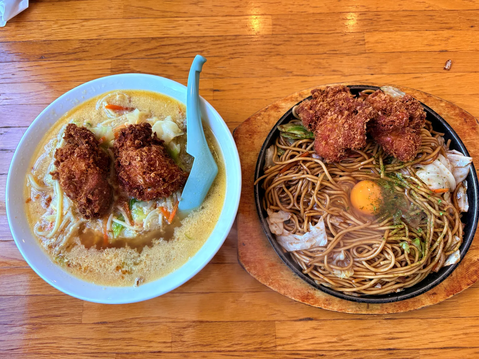 八幡のチャンポンと八幡の焼そばを並べて真上から。どちらもチキンカツ2個のせ