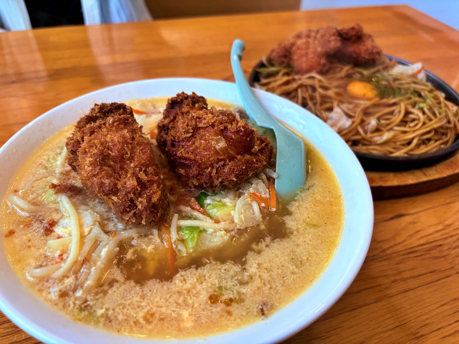 八幡のチャンポンのアップ。スープの上に野菜とチキンカツ