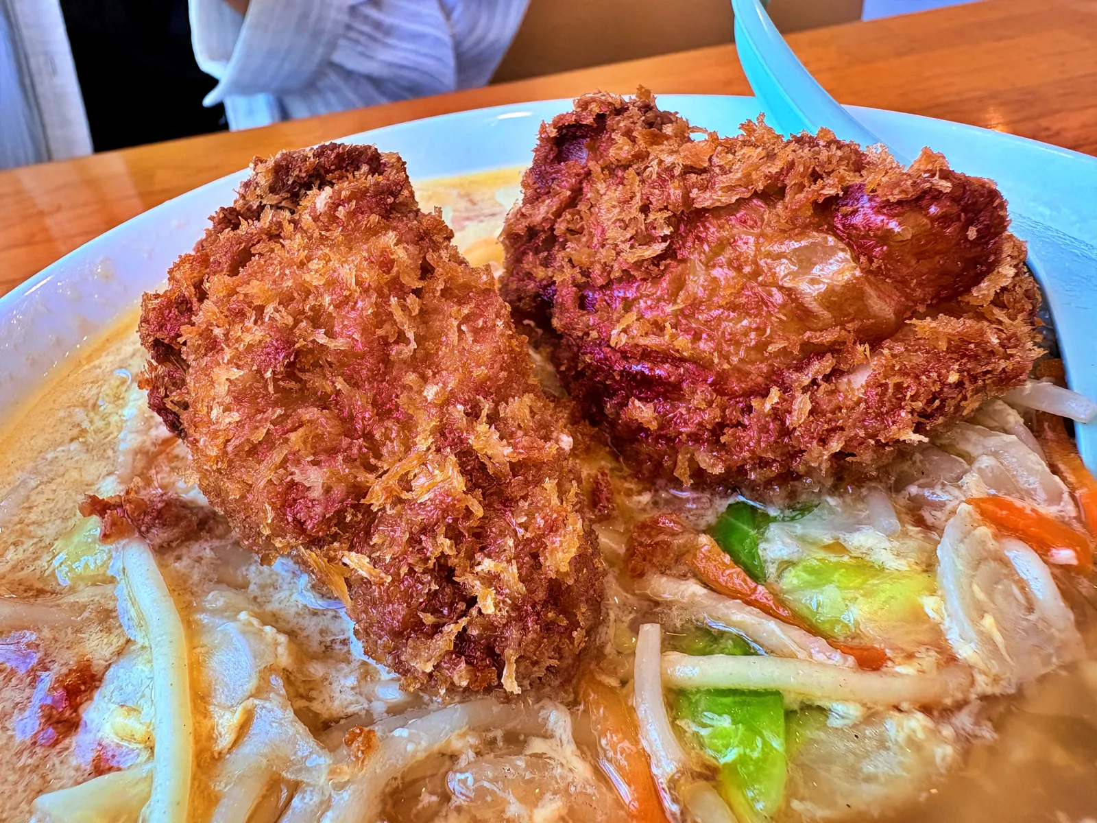チャンポンにのったげんこつ大のチキンカツ2個のアップ