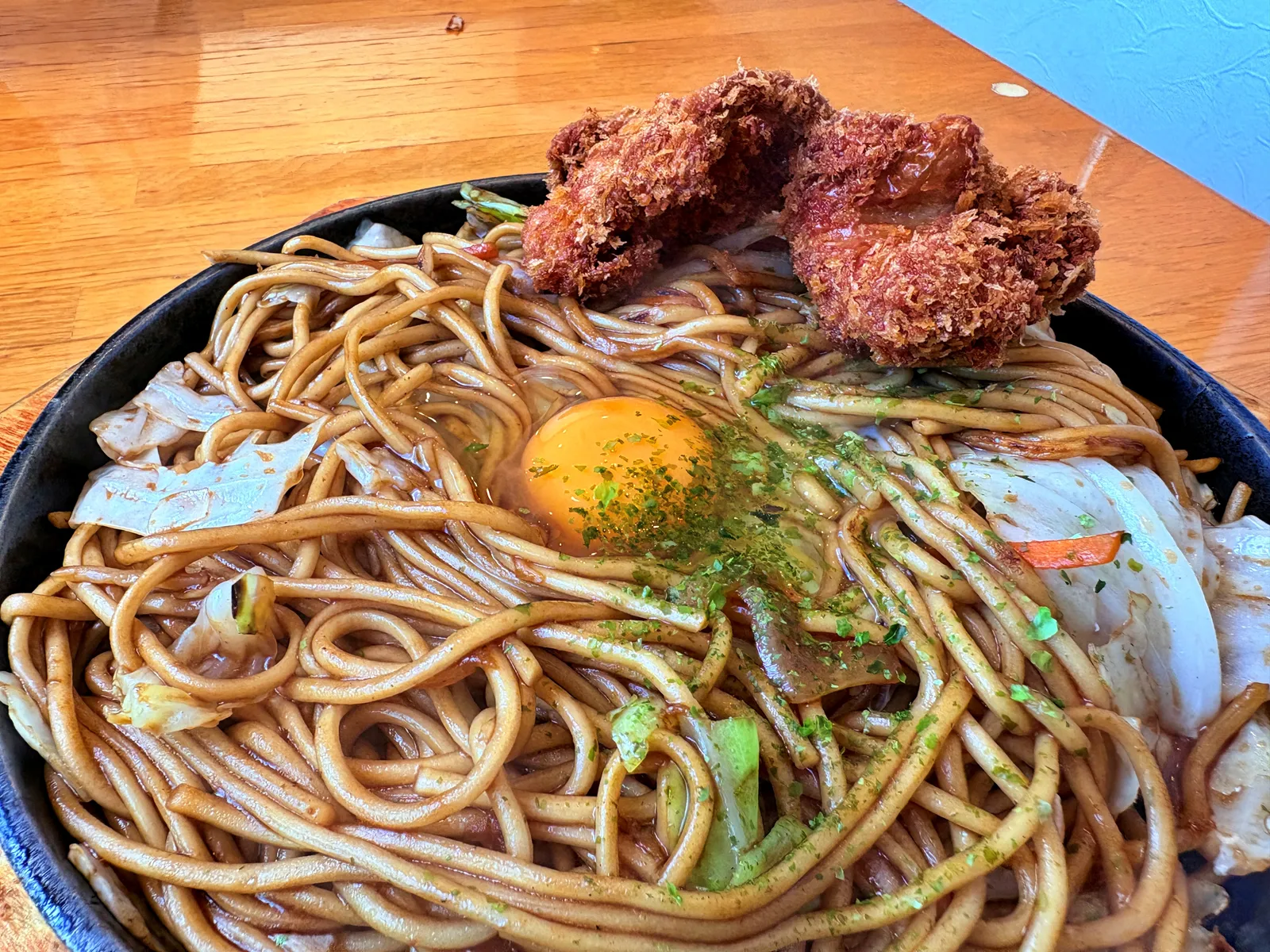 焼そばのアップ。黄身と麺