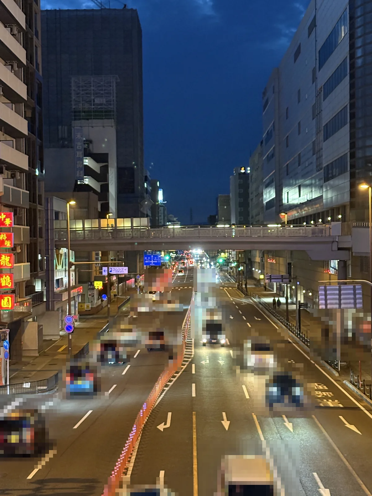 デッキから見下ろす夕暮れの国道3号線。車のライトが連なる