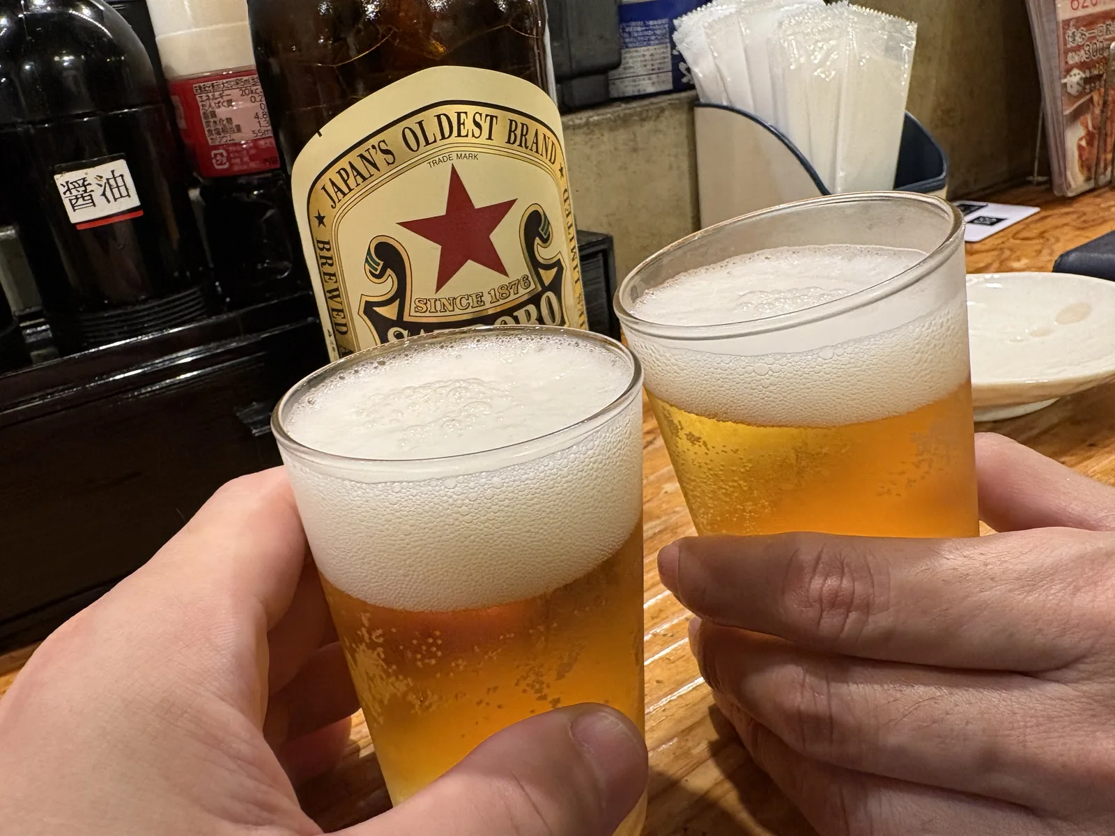 赤星の大瓶を前に、小ぶりのグラスのビールで2人で乾杯