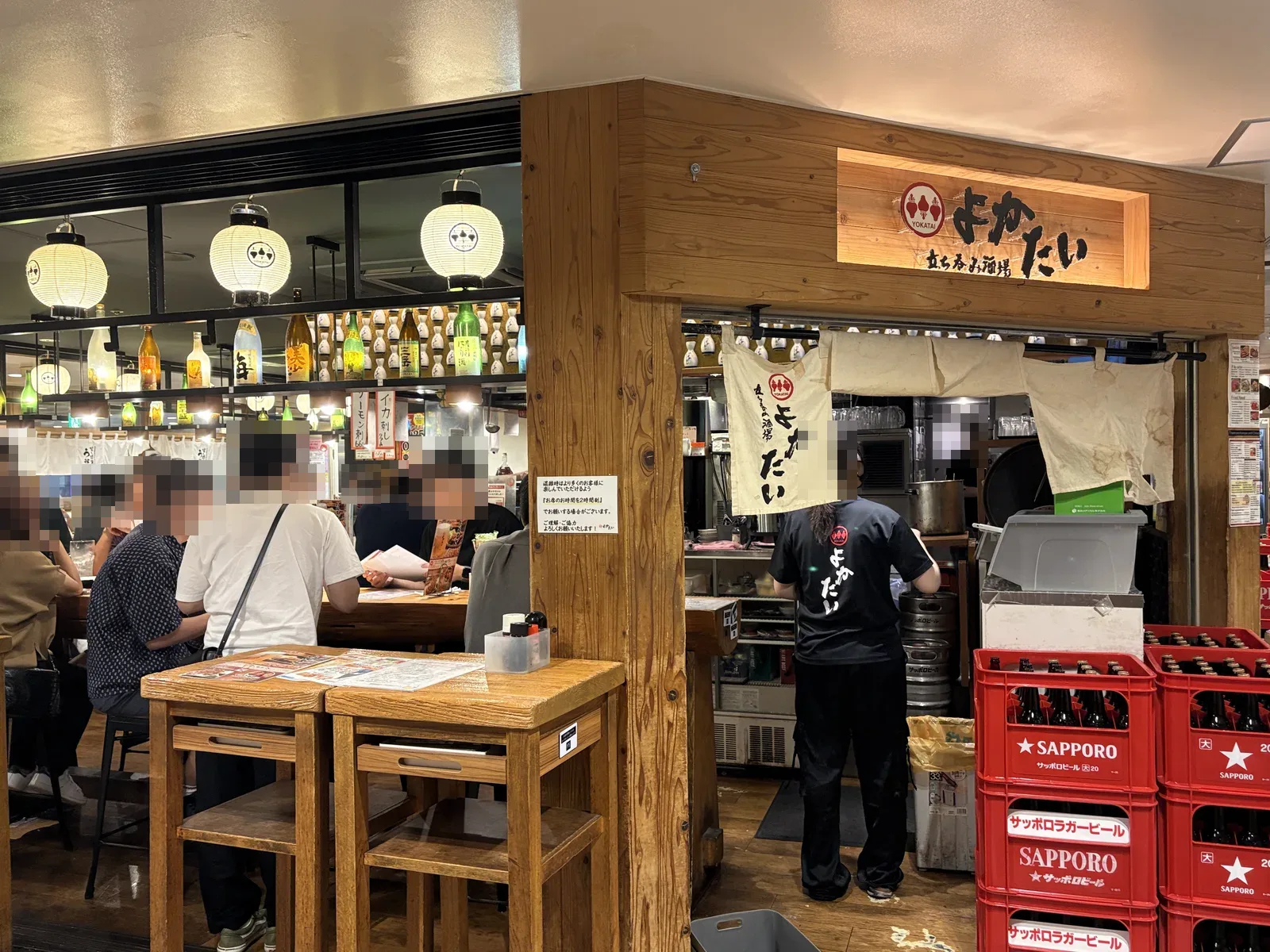 10時51分の店内。テーブルはほぼ埋まり、通路側まで客で賑わっている
