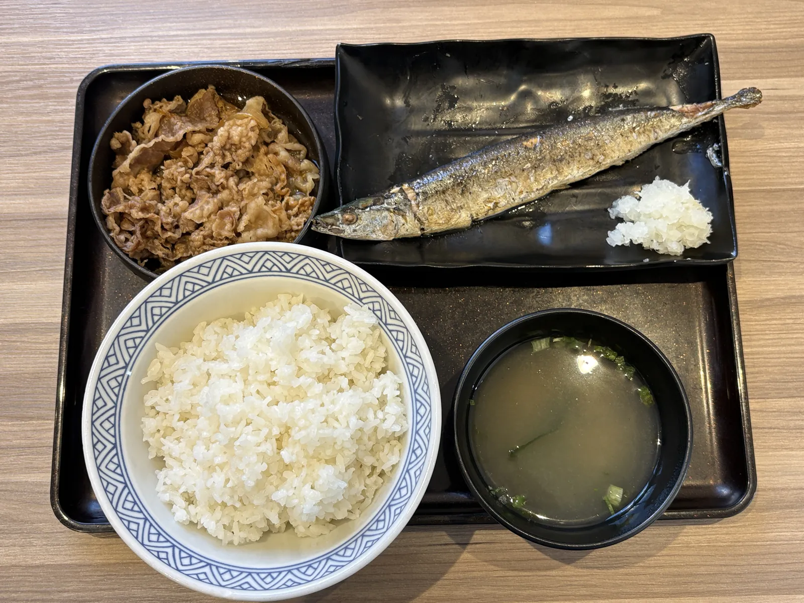 牛さんま定食。牛皿・ご飯・さんま1尾・大根おろし・汁物