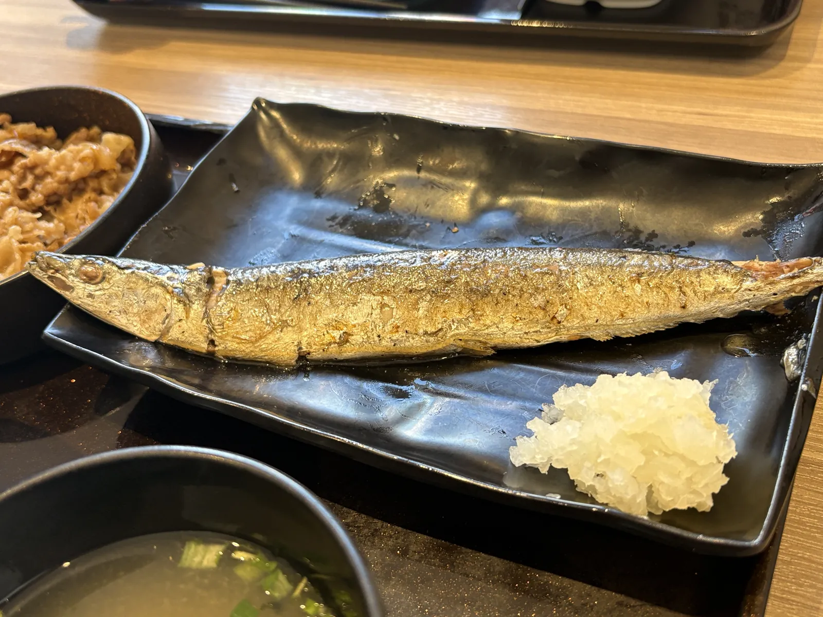 さんまのアップ。皮に焼き目があり、横に大根おろし